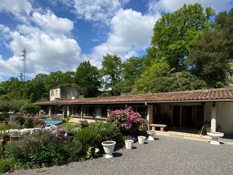   Puymoyen. Ensemble immobilier avec carri�res Maison - 7 pi�ce(s) - 118 m�