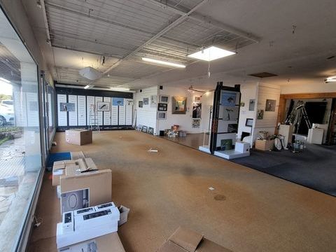 ST-PIERRE D'OL&Eacute;RON (17) En emplacement N&deg;1+ A Vendre Murs d'un local commercial surface 237m&sup2; sur terrain 510m&sup2; 557000 17310 Saint pierre d oleron