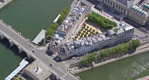 LOCAL COMMERCIAL EN DUPLEX A VENDRE - RDC AVEC ENTRESOL - PLACE DAUPHINE - PARIS 1ER 1450000 75001 Paris 1er arrondissement