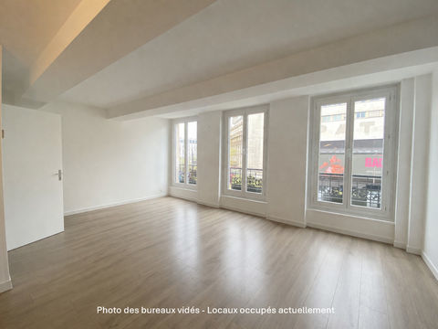 Bureaux lumineux avec vue d&eacute;gag&eacute;e place de Clichy 2162 75009 Paris