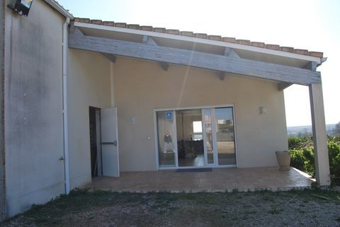 A 15 minutes d'Angoul&ecirc;me Entrep&ocirc;t ferm&eacute; et s&eacute;curis&eacute; de 550m2 avec bureaux climatis&eacute;s de 130m 737000 16230 Fontclaireau