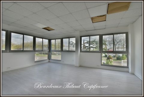 ?&Agrave; louer � Bureaux r&eacute;nov&eacute;s de 65 m&sup2; � 2 parkings � Proche A12 / Paris 738 78190 Trappes