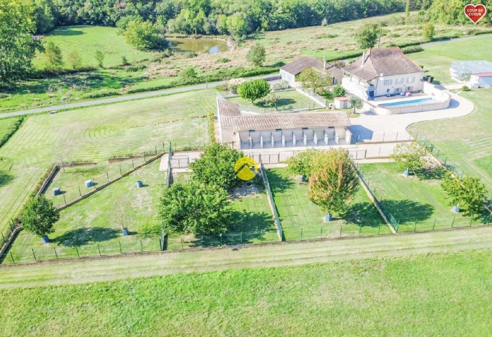 � vendre  Propri�t�/ch�teau Beaumont-du-P�rigord (24440)