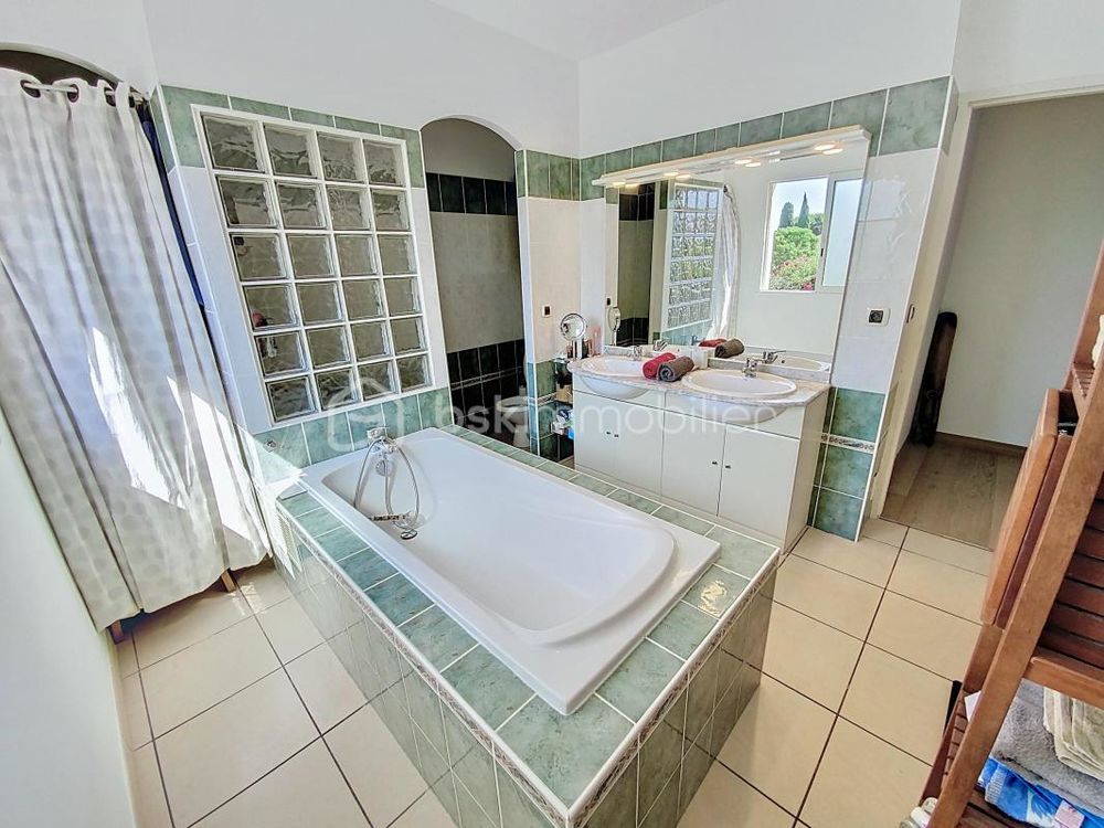 � vendre  Villa P�rols (34470)