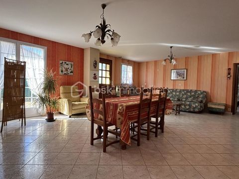   ? Maison de plain pied avec beau terrain et grands garages � au c�ur du bourg Maison - 3 pi�ce(s) - 105 m�