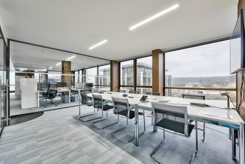 Dans un complexe immobilier de bureaux au pied de l'A13 et du Pt de St Cloud 10148 92210 Saint cloud