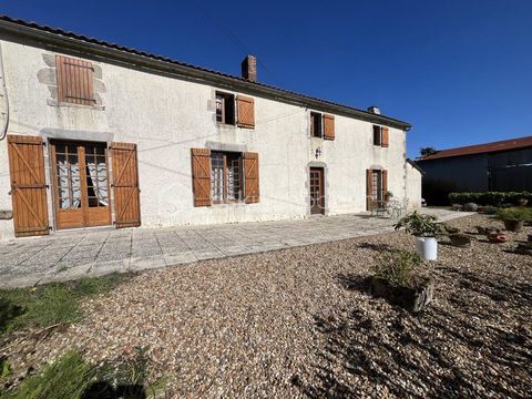   ? Ensemble immobilier avec 2 maisons,337 m2, d�pendances et 4720 m� de terrain � Neuvy-Bouin Maison - 4 pi�ce(s) - 337 m�