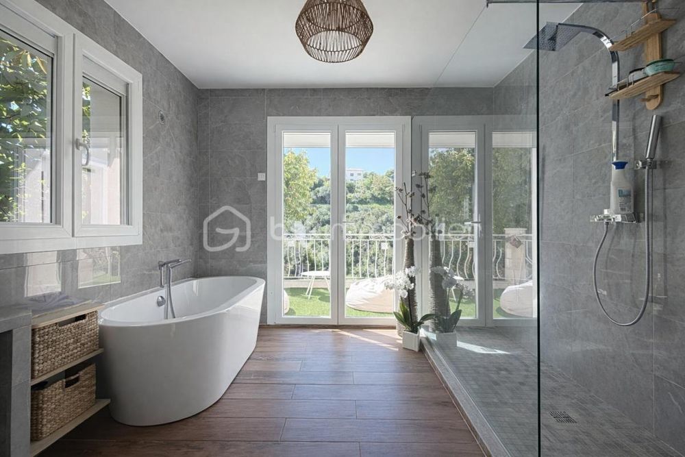 � vendre  Villa Saint-Laurent-du-Var (06700)