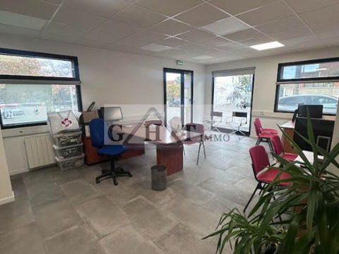 LOCAL COMMERCIAL - BUREAUX A LOUER VILLENEUVE LE ROI 2400 94290 Villeneuve le roi