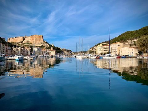   APPARTEMENT ENTIEREMENT RENOVE SUR LE PORT DE BONIFACIO Appartement - 5 pi�ce(s) - 78 m�