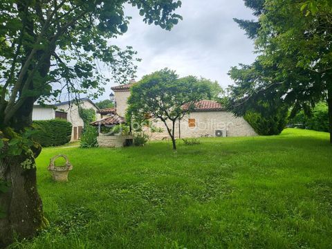   MAISON EN PIERRE+ MAISON LOCATIVE-HANGAR ET DEPENDANCES SUR PARCELLE DE 8000 m� Maison - 4 pi�ce(s) - 118 m�