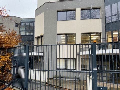 A proximit&eacute; du M&eacute;tro Mairie de Clichy, 145 m&sup2; &agrave; louer 3117 92110 Clichy