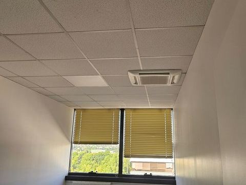 Bureau de 14 m2 &agrave; louer &agrave; Cergy Pr&eacute;fecture 335 95000 Cergy