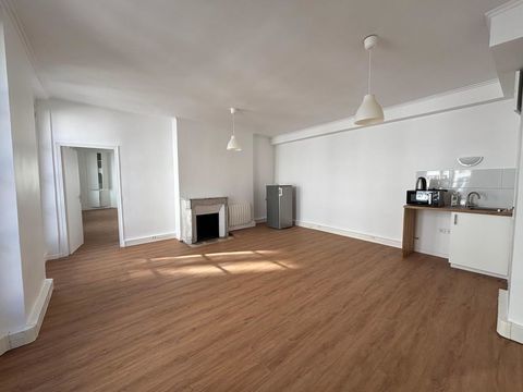 Proche sentier, &agrave; louer bureaux lumineux au 3eme &eacute;tage 2726 75002 Paris