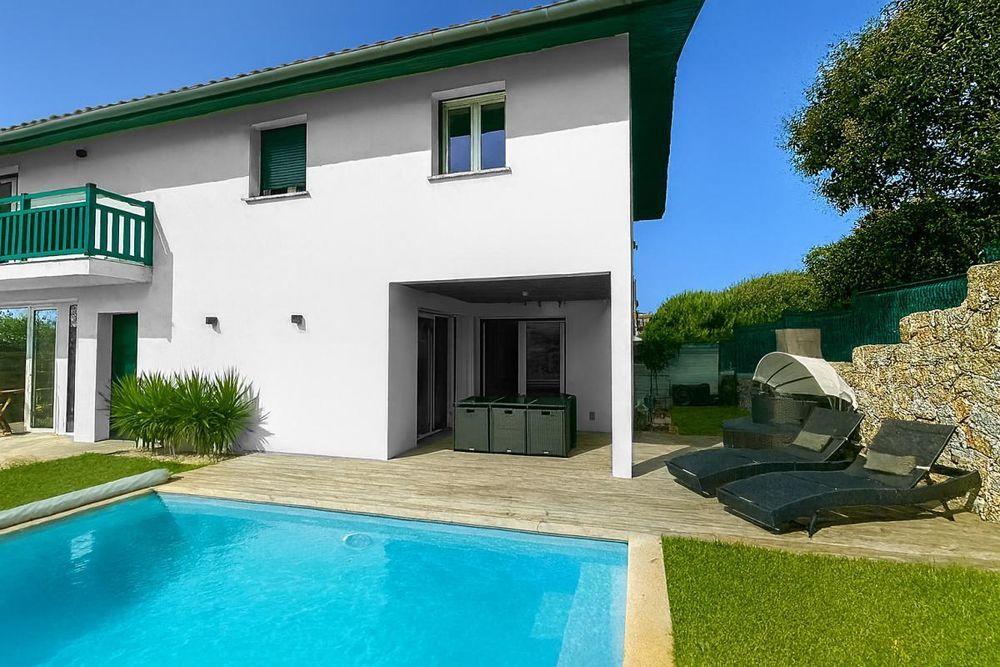 � vendre  Propri�t�/ch�teau Gu�thary (64210)