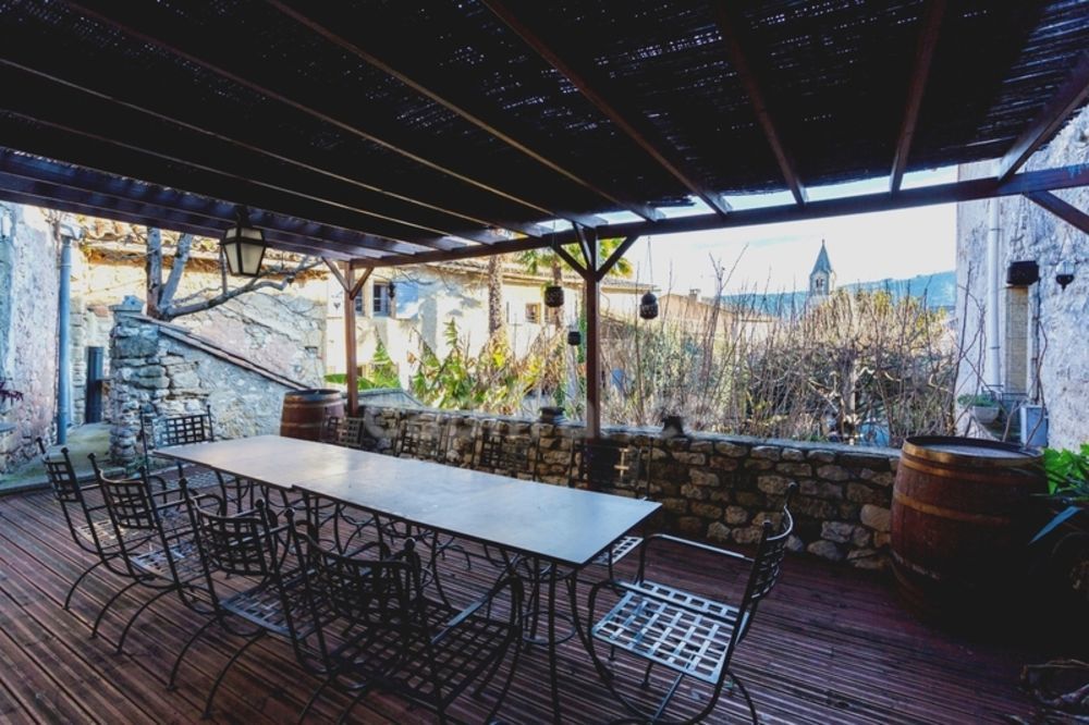 � vendre  Propri�t�/ch�teau Uz�s (30700)