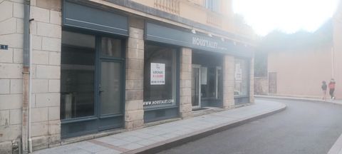 Local commercial en rez de chauss&eacute;e d'une surface totale de 195 m&sup2; avec une surface de vente de 109 m&sup2; et un sous sol (r&eacute;serve d 1537 12000 Rodez