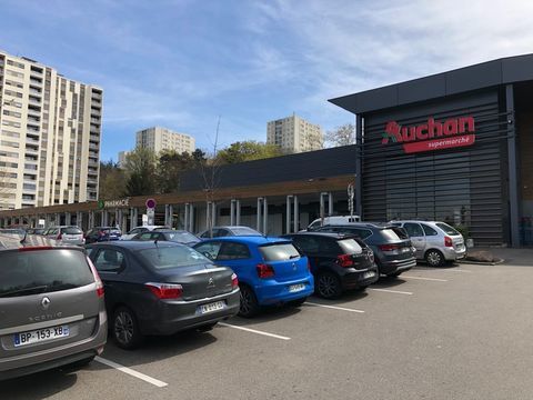 Dpt Rh&ocirc;ne (69), &agrave; vendre LYON 5EME ARRONDISSEMENT MURS Local commercial de 87m2 dans la galerie marchande Auchan Champvert 258000 69005 Lyon 5eme arrondissement