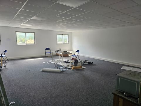 Bureau r&eacute;nov&eacute; de 65 m2 &agrave; vendre &agrave; Trappes au prix de 89220 euros 89220 78190 Trappes