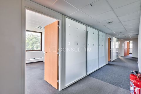 A VENDRE en investissement , au pied de l'A13 et du Pont de Saint Cloud, bureaux de 419 m&sup2; occup&eacute;s 871816 92210 Saint cloud