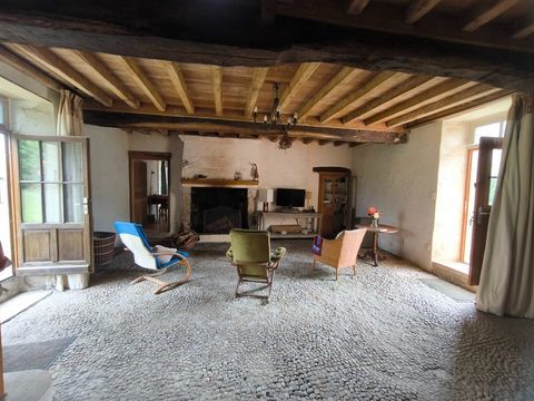   Dpt Charente (16), EBREON � vendre un ensemble de deux maisons Maison - 9 pi�ce(s) - 300 m�