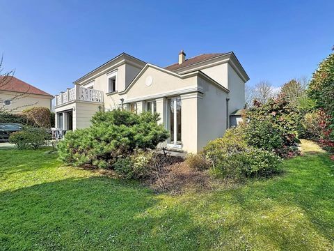   Villa de 8 pi�ces de 212 m� situ�e � Bailly-Romainvilliers Villa - 8 pi�ce(s) - 212 m�