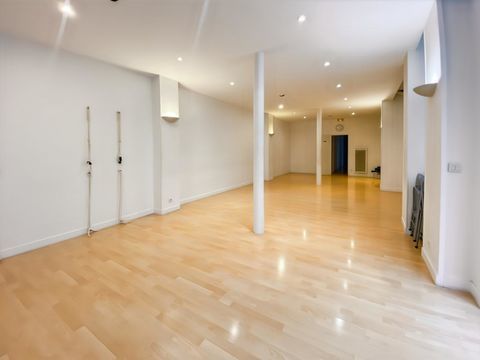 En fond de cours dans un immeuble dans un immeuble Haussmannien, &agrave; vendre local de 137m&sup2; 1100000 75009 Paris