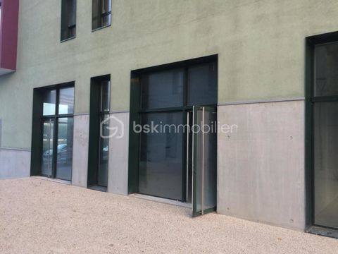 Local commercial Saint Denis 118m&sup2; 2780 93200 Saint denis