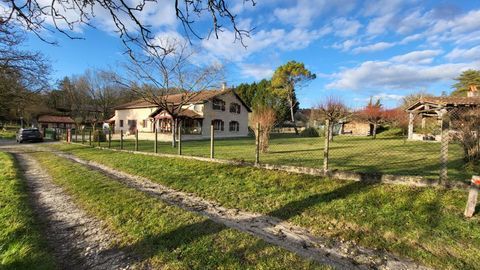   Maison 6 chambres et  atelier proche Saint Astier 10 pi�ces  sur parcelle de 6328  m� Maison - 10 pi�ce(s) - 196 m�