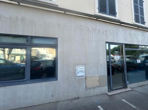 Local commercial  68 m2 Saint-Genis-Laval 1150 69230 Saint genis laval