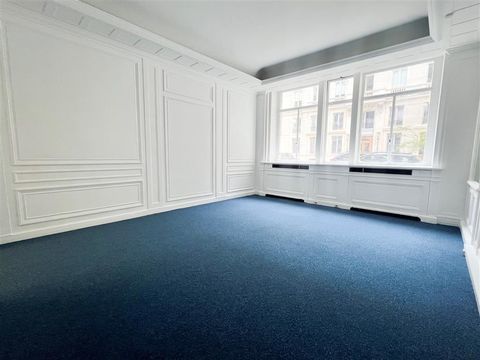 Locaux en duplex sur cour pav&eacute;e 4400 75002 Paris