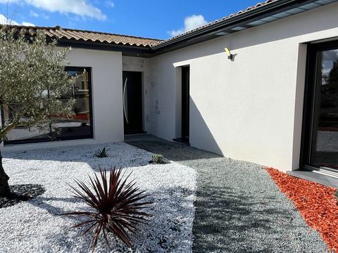   Maison neuve de plain-pied de 129 m 2 secteur Civray, 3 chambres , 1 studio ,  jardin Maison - 5 pi�ce(s) - 129 m�