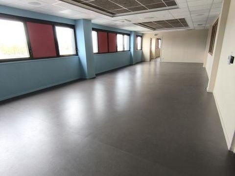 ST DENIS LES BOURG - Local d'activit&eacute;s 1562 01000 Saint denis les bourg