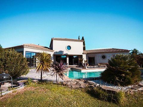   Incroyable villa de haut standing  de 205 m� sur un terrain de 2000 m� avec piscine Propri�t�/ch�teau - 4 pi�ce(s) - 205 m�