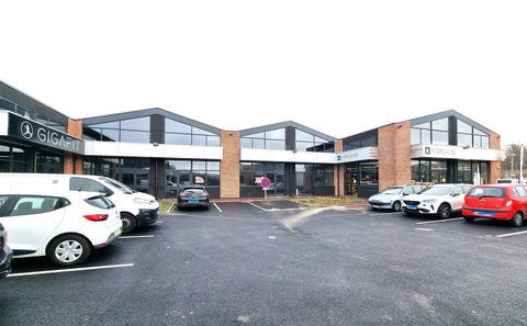 A louer  Local commercial 150 m2 (sport, restaurant, boutiques, bureaux, cabinet m&eacute;dical..., nombreuses enseignes) 3750 78210 Saint cyr l ecole