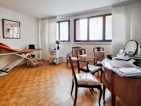 Locaux commerciaux &agrave; vendre avec tr&egrave;s belle cour privative 665000 75016 Paris
