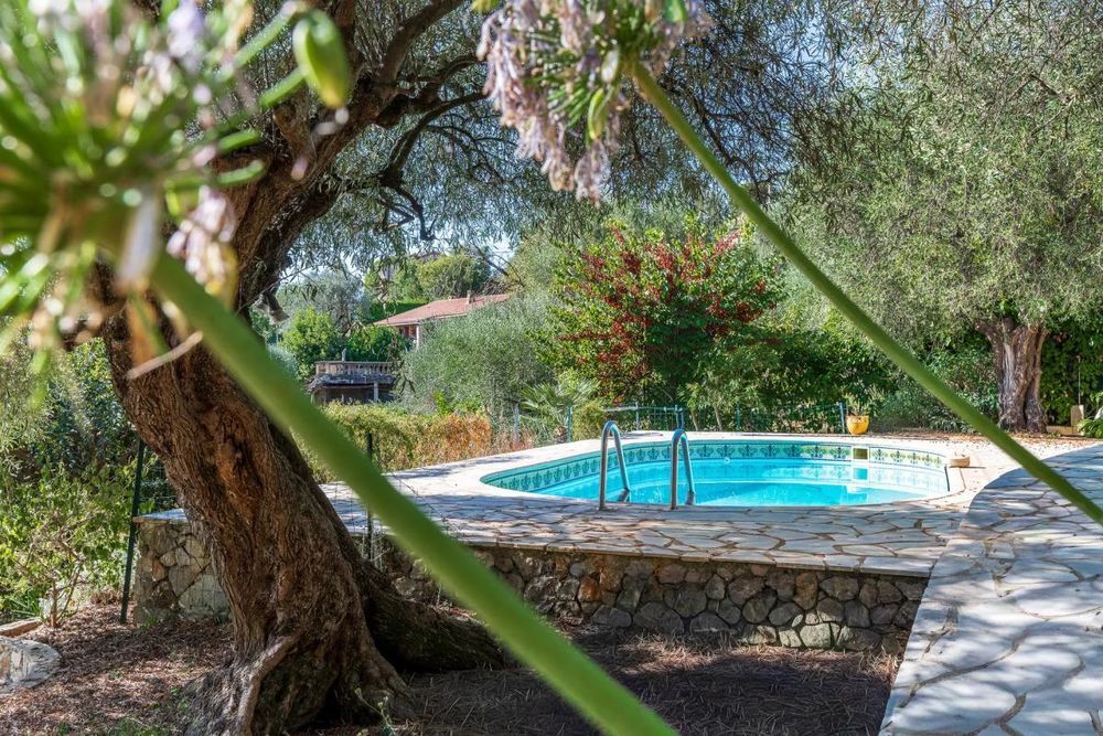 � vendre  Maison Gatti�res (06510)