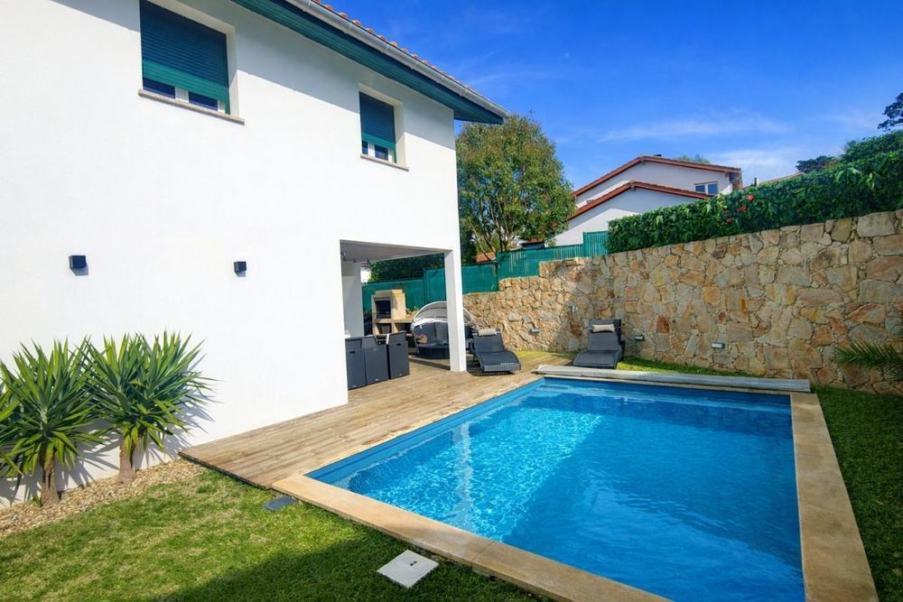 � vendre  Propri�t�/ch�teau Gu�thary (64210)