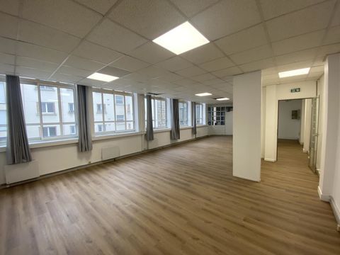 Au m&eacute;tro Guy Moquet , 132m&sup2; de bureaux &agrave; louer 5482 75017 Paris
