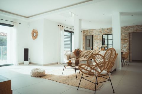   Maison de 200m2 � louer sur Claira Maison - 5 pi�ce(s) - 200 m�