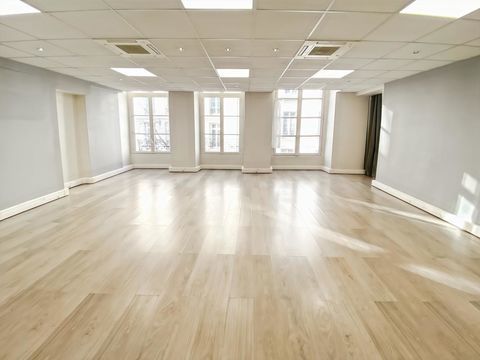 Bureaux lumineux, climatis&eacute;s, avec de beaux volumes 2800 75002 Paris