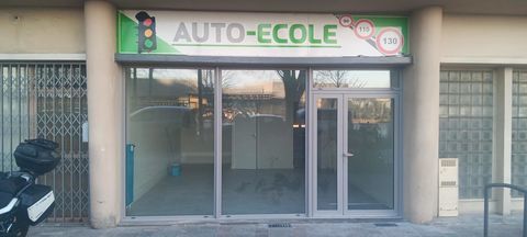 Local en RDC d'une surface totale de 61 m&sup2; et sous sol de 30 m&sup2; environ - RODEZ 1124 12000 Rodez