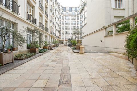 Dans un immeuble ancien de bon standing avenue Hoche 6952 75008 Paris