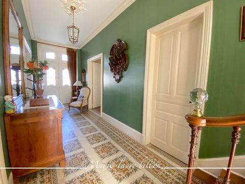   Dpt Deux S�vres (79), � vendre NUEIL LES AUBIERS maison bourgeoise de 222 m� + d�pendances et terrain de 1 041 m� Maison - 8 pi�ce(s) - 222 m�