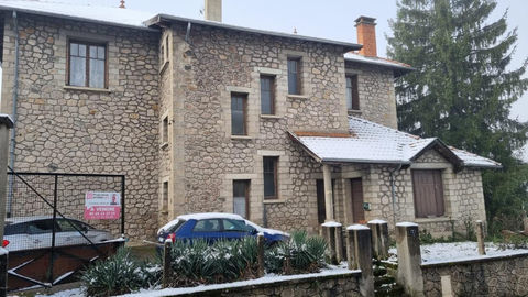   Saint Pal de Mons 43620 Id�al artisan ou investisseur possibilit� d�coupe 4 logements plus 1000m� de terrain constructible Maison - 6 pi�ce(s) - 124 m�