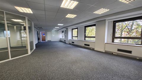 A louer bureaux en bon &eacute;tat &agrave; la fronti&egrave;re entre Courbevoie et La Garenne Colombes 5046 92250 La garenne colombes