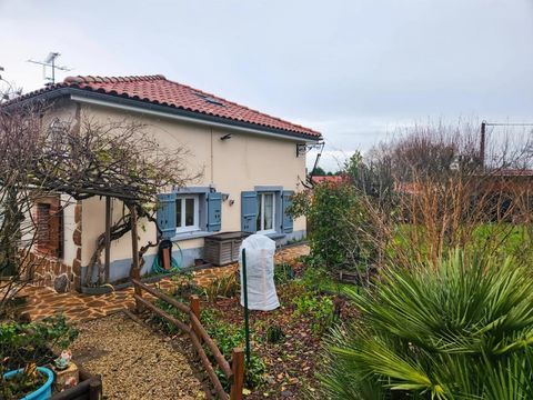   Maison r�nov�e avec jardin paisible � Oradour-Fanais Maison - 4 pi�ce(s) - 132 m�
