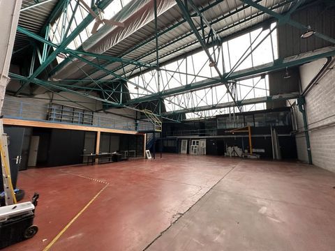 Local d'activit&eacute; &agrave; louer VILLEURBANNE (69), d'une surface totale de 994 m&sup2; dont 324 m&sup2; de bureaux et 610 m&sup2; de stockage,  id&eacute;ale 8649 69100 Villeurbanne