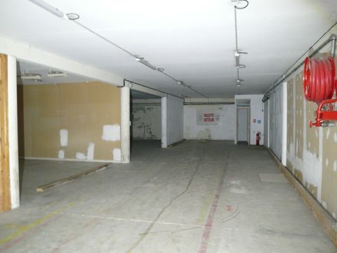 ? A LOUER CHATEAUBERNARD Zone Commercial Local Bureau ? 1060 16100 Chateaubernard