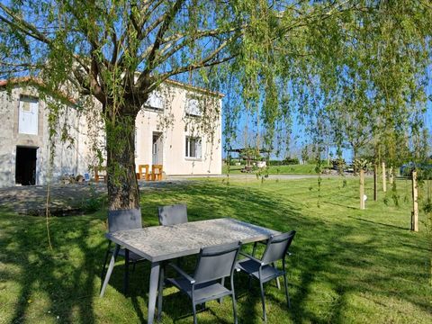   Maison familiale en bon �tat  avec terrain, au calme dans un  hameau � Beugnon Thireuil Maison - 5 pi�ce(s) - 143 m�
